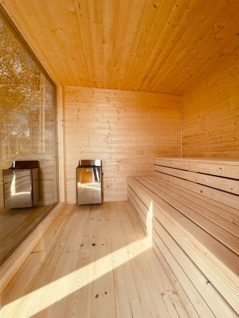 Wnętrze sauny ogrodowej Premium od Tiny House Design