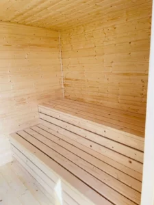 Wnętrze sauny ogrodowej wykończone drewnem świerka skandynawskiego.