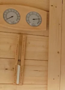 Higrometr i termometr stosowany w saunie ogrodowej