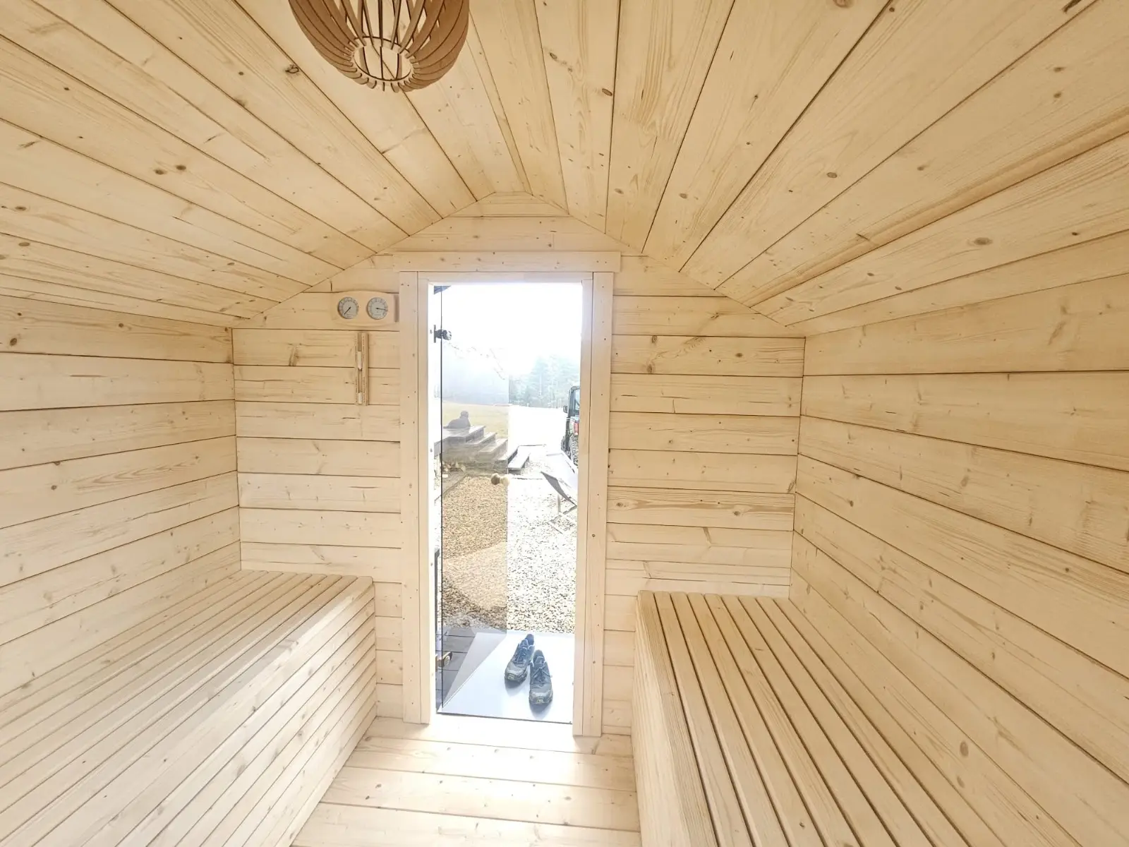 Wnętrze sauny ogrodowej