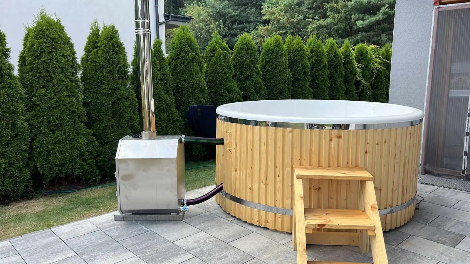 Jacuzzi ogrodowe z piecem na drewno