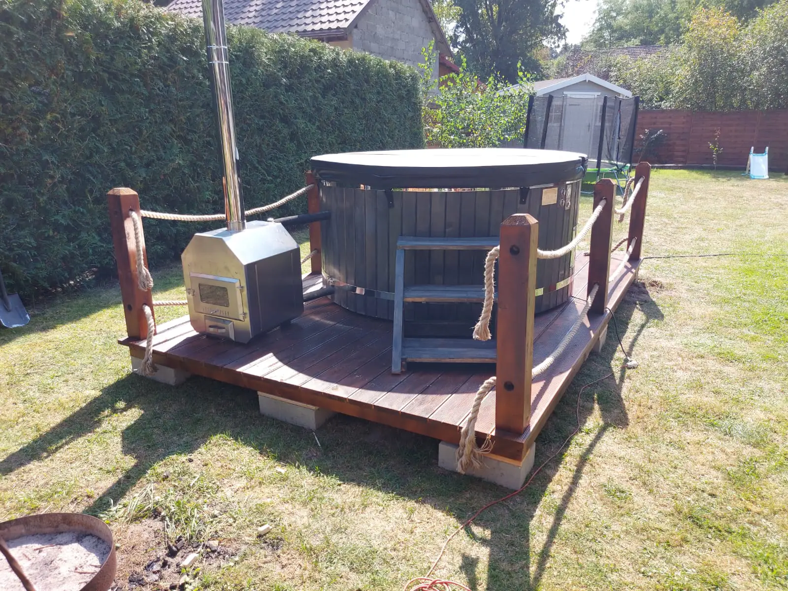 Jacuzzi z hydromasażem na drewnianym podeście