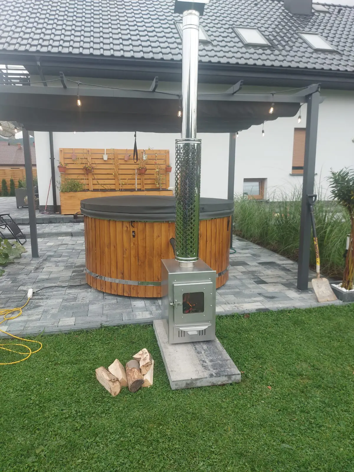 Jacuzzi z hydromasażem z piecem na drewno