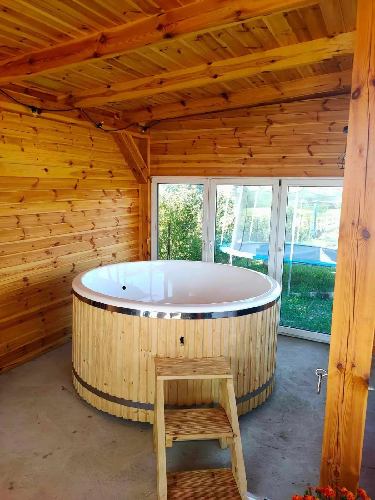 Jacuzzi ogrodowe z białą misą