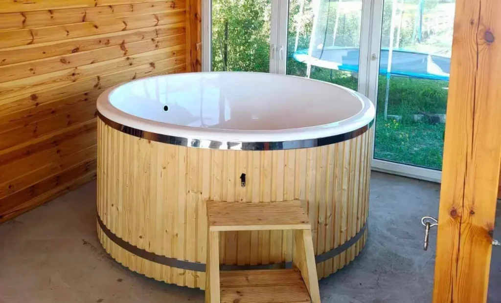 Misa jacuzzi w kolorze białym