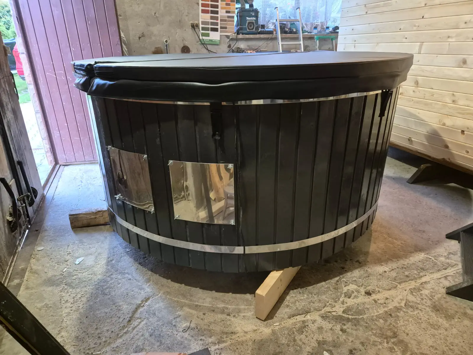 Jacuzzi w kolorze czarnym