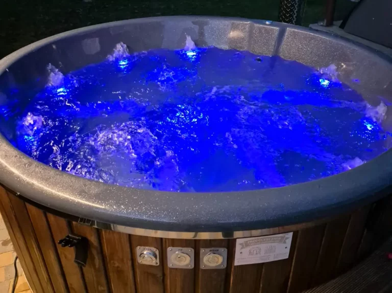 Oświetlenie LED w jacuzzi ogrodowym