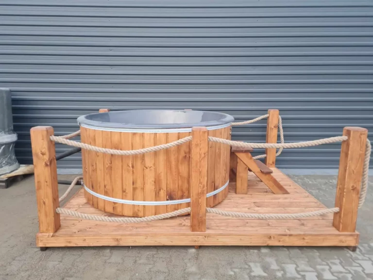 Jacuzzi ogrodowe na drewnianym podeście