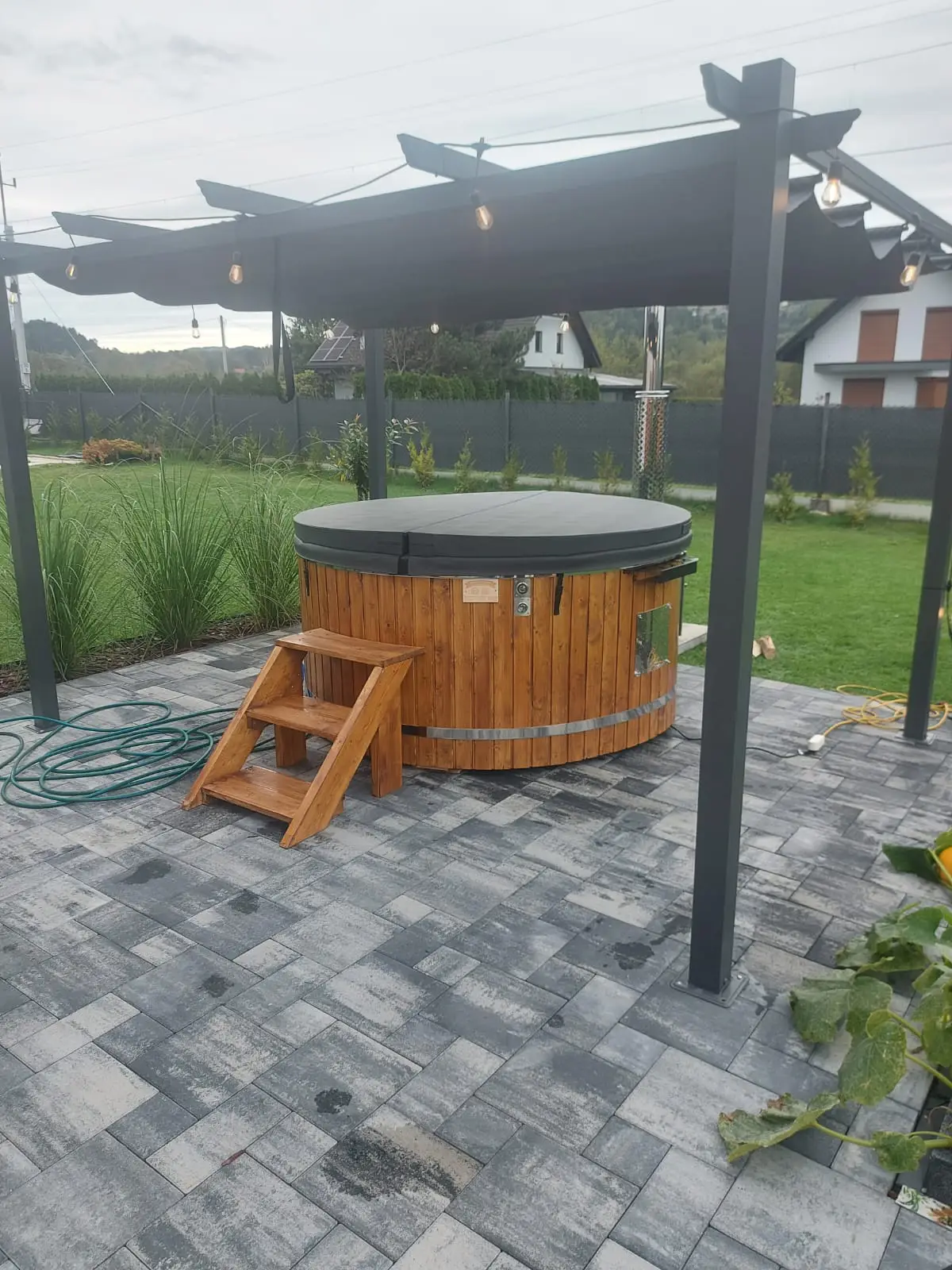 Jacuzzi ogrodowe w altance