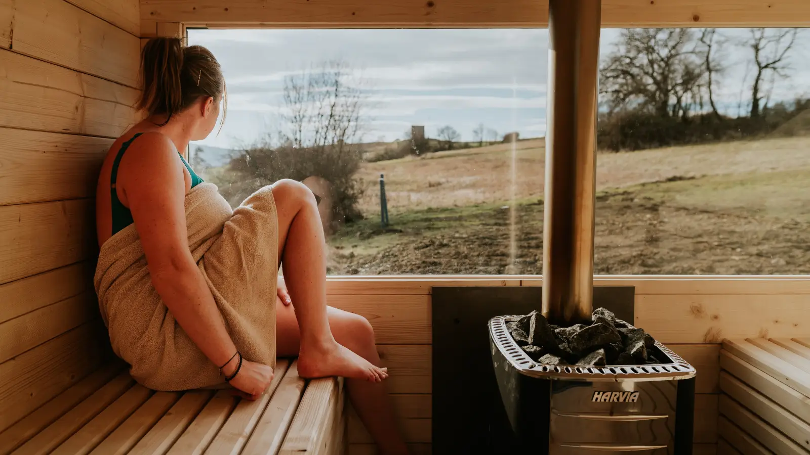 Kobieta relaksująca się w saunie Stodoła