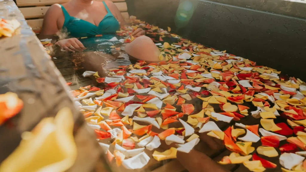 Kobieta leżąca i relaksująca się w wannie ogrodowej od Tiny House Design