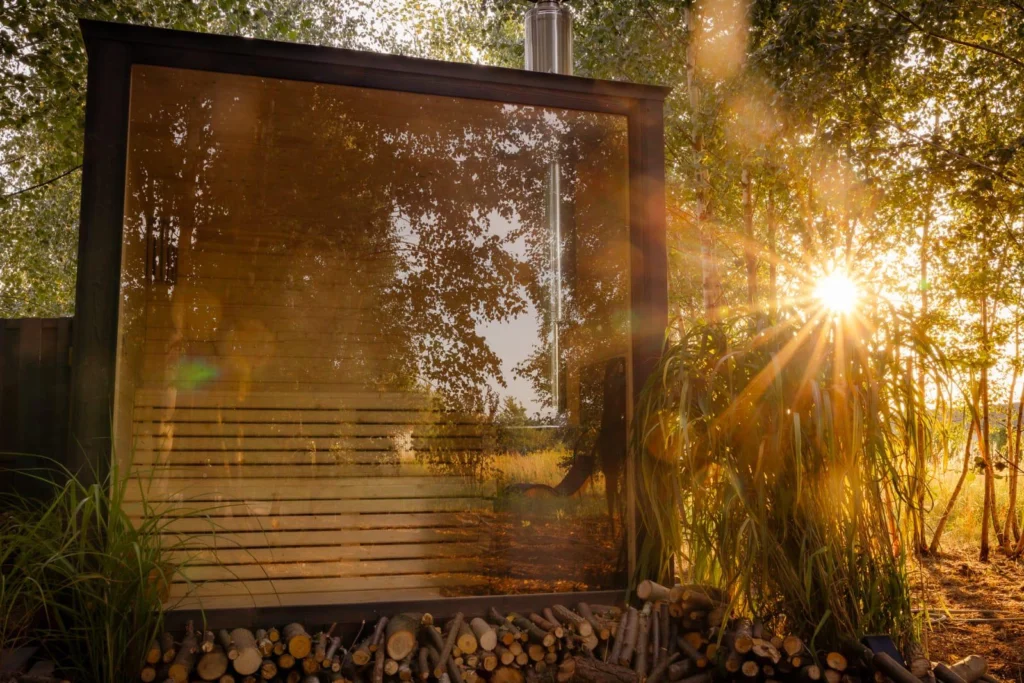 Sauna ogrodowa Cosy o zachodzie słońca
